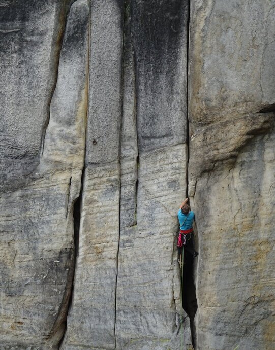Jindřich Blexa Exner – Ondra M. leze parádní koutek na Uran Jindřich Blexa Exner – Ondra M. leze parádní koutek na Uran